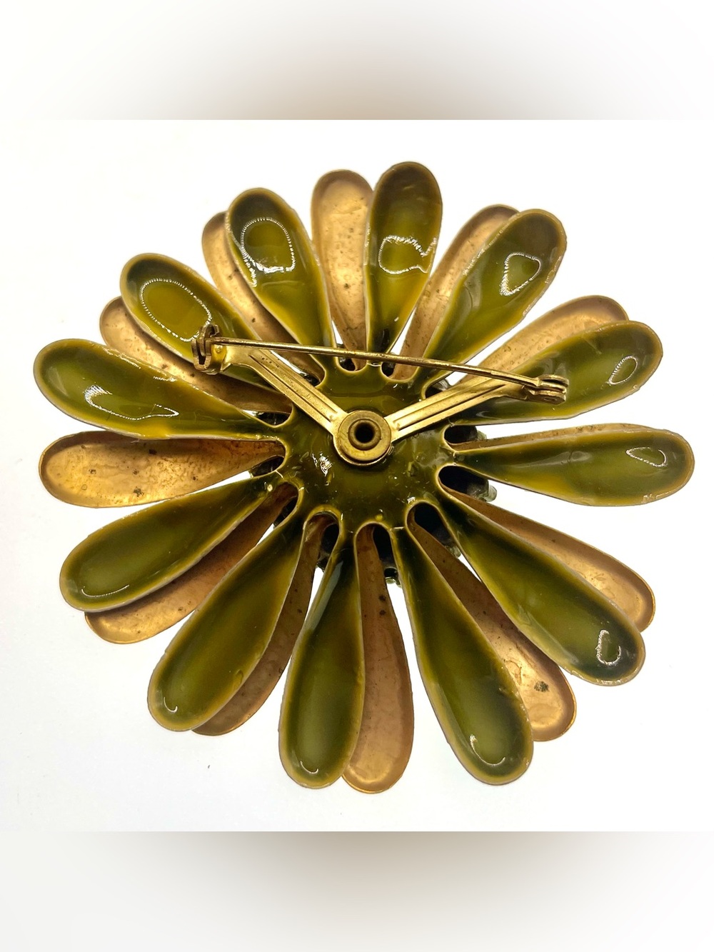 Vintage Green Enamel Flower Brooch Textured Gold Tone Daisy Floral Pin - Picture 3 of 6